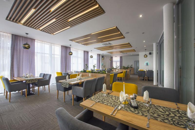 Cafe, bar & restaurant