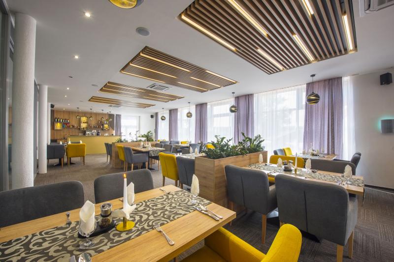 Cafe, bar & restaurant