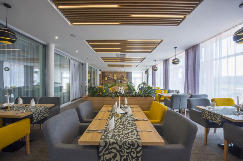 Cafe, bar & restaurant
