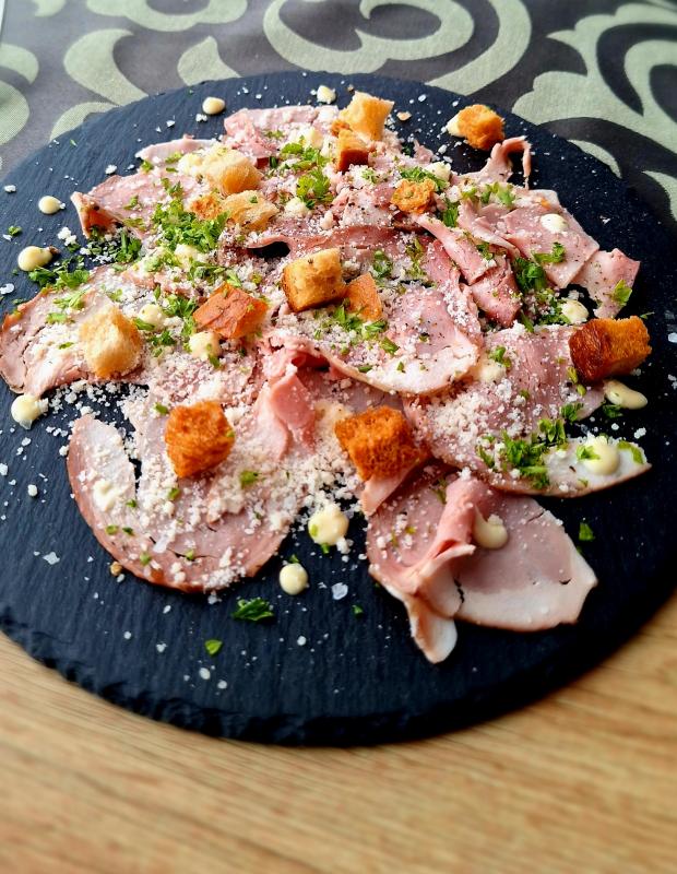 Carpaccio z troch druhov mäsa ochutené wasabi majonézou a sypané parmezánom, podávané s chlebovými krutónmi