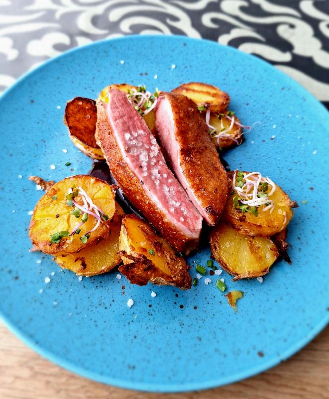 Kačacie prsia sous-vide s balzamikovým džúsom, pečené zemiaky na rozmaríne